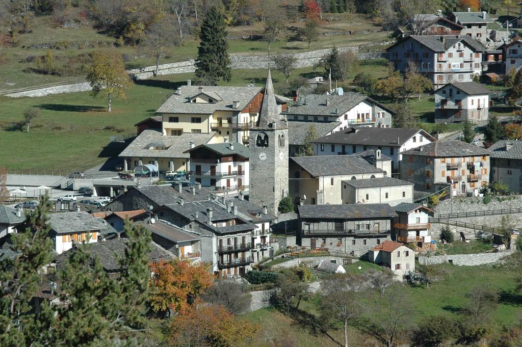 Hotel Des Roses Antey-Saint-André Exterior foto